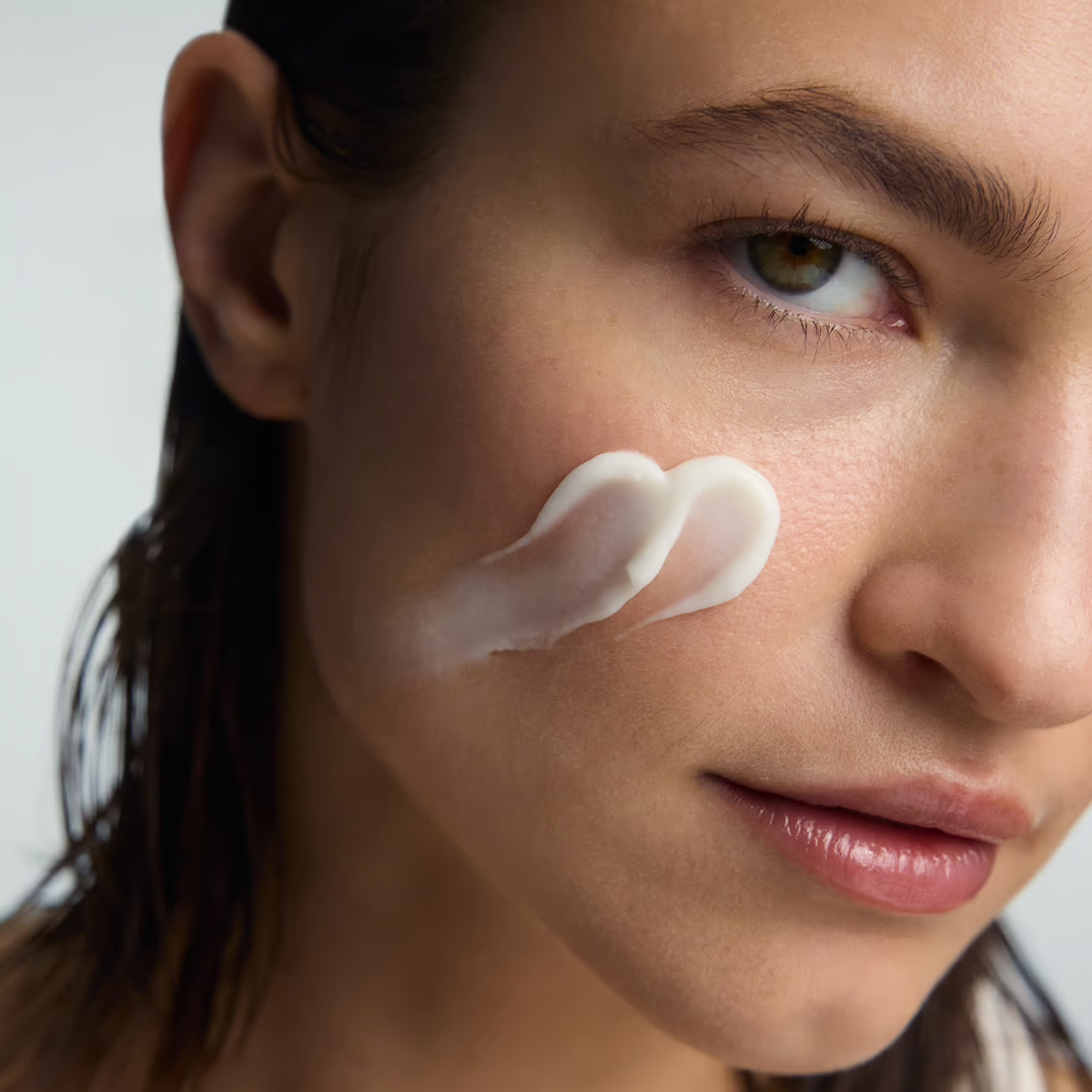 An airy water cream face moisturizer that plumps skin with moisture for up to 72 hours. This lightweight formula brightens and balances skin, leaving you with a satin-matte glow.