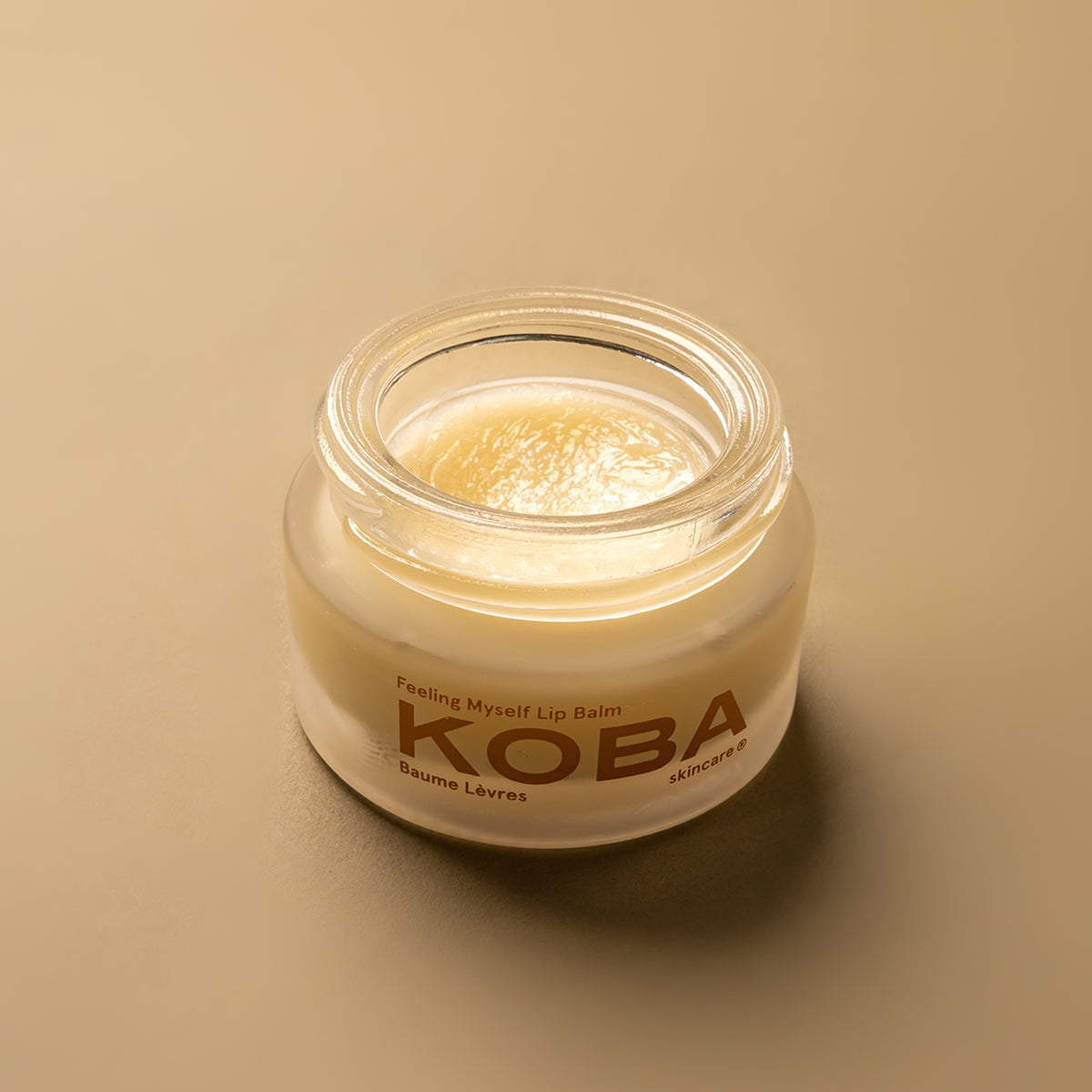 A multi-tasking lip balm that intensely nourishes, softens, and comforts to keep lips hydrated, smooth, plump and vibrant with a subtle shimmer.