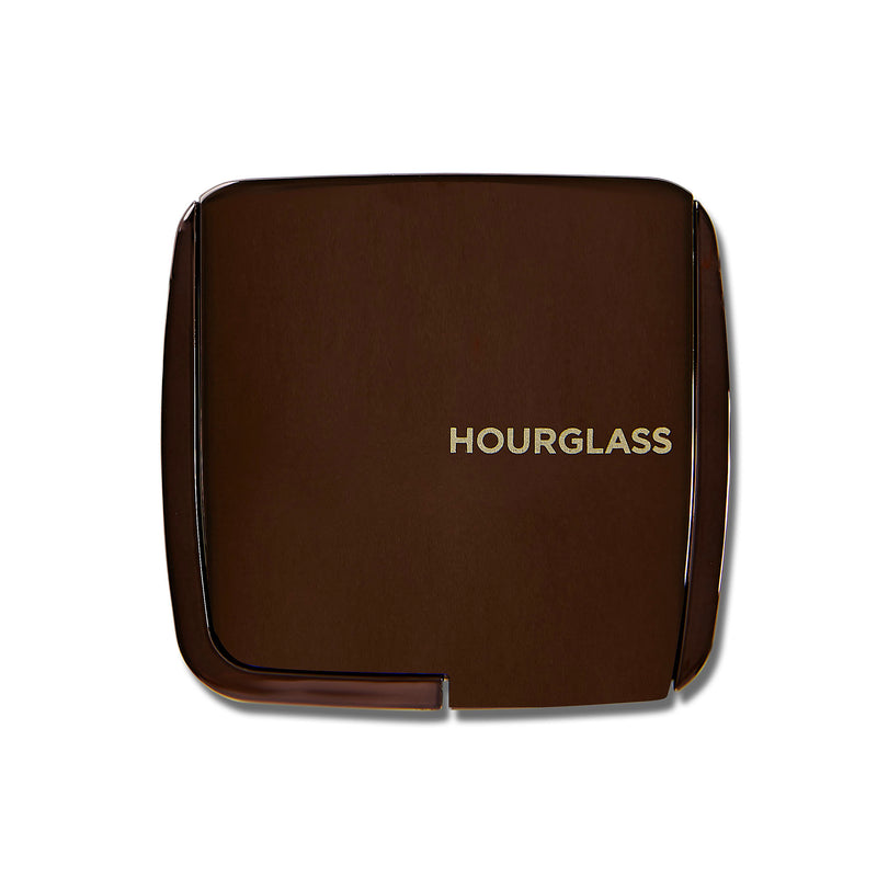 A high-tech finishing powder that works to capture, diffuse, and soften surrounding light.