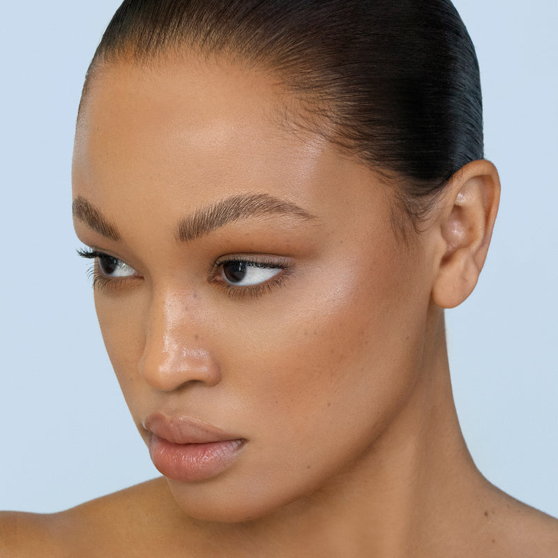 A buildable and velvety matte bronzer that sculpts, defines, and livens up the complexion.