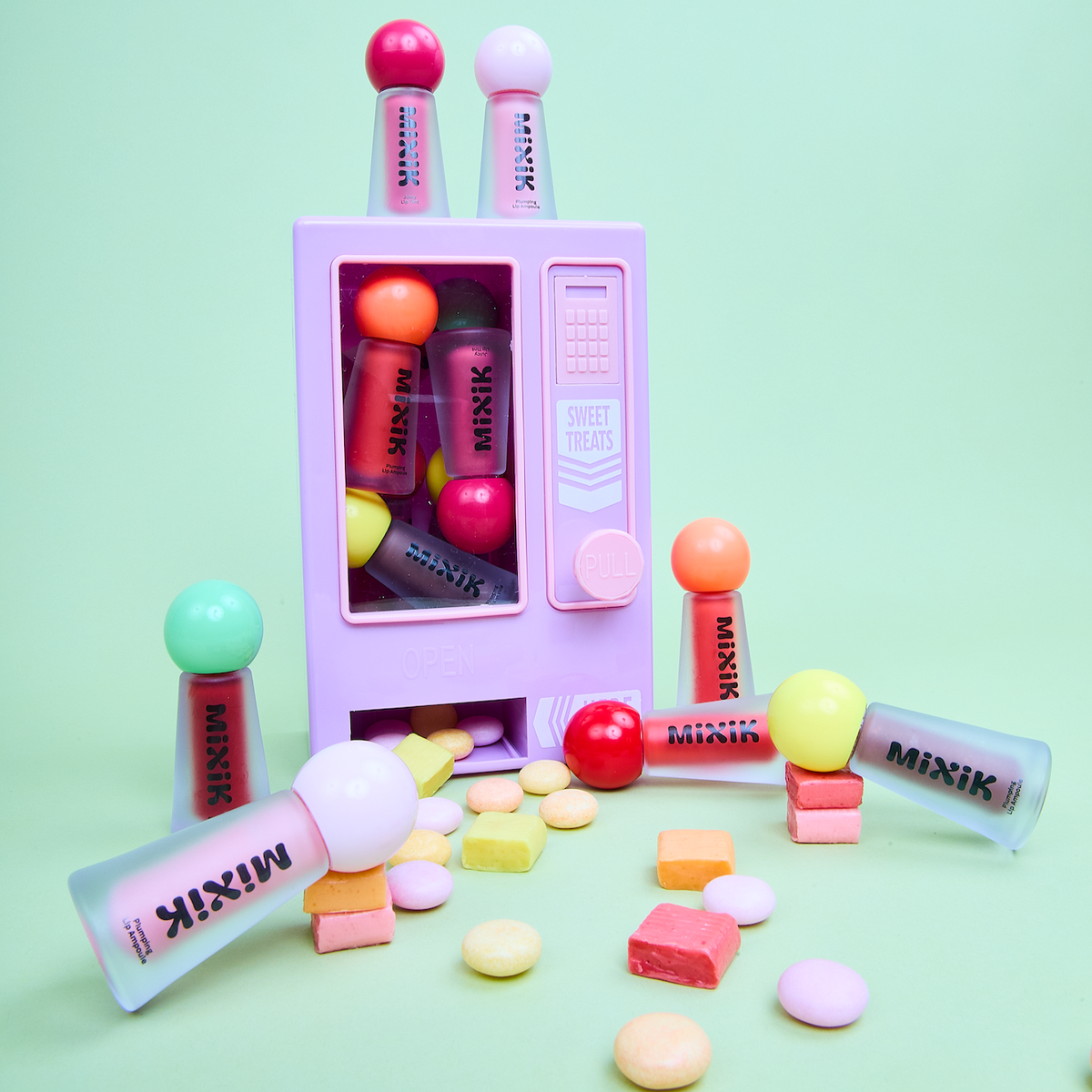 A high-shine gloss-meets-plumper that smooths fine lines, adds volume, and amps up the glow with instant hydration that melts into your lips. Say hello to fuller, more luscious lips!