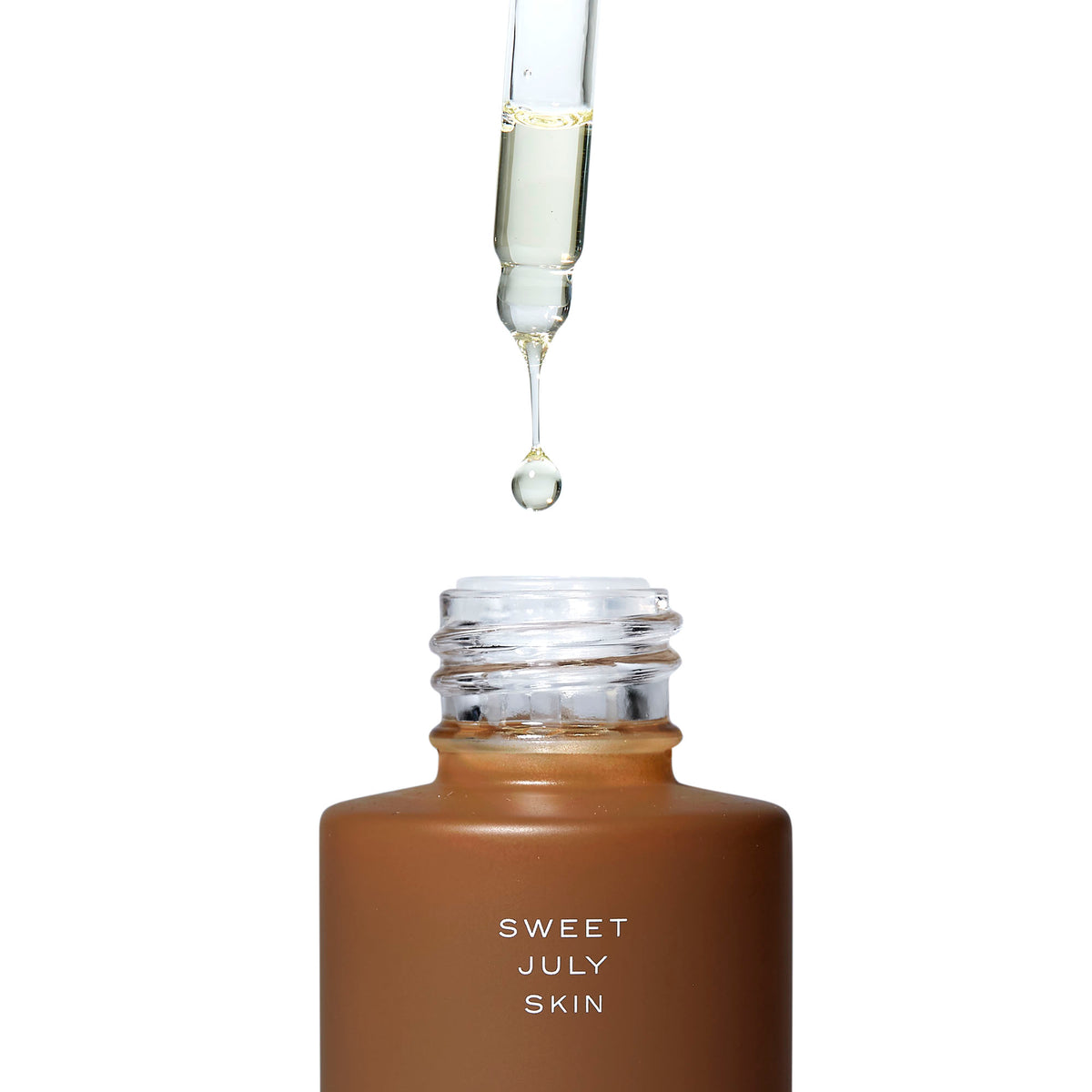 A clarifying, fast-absorbing face oil packed with omega-3 fatty acids, vitamins, and antioxidants to leave your skin with a radiant glow.
