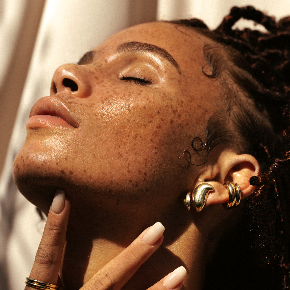 A prep, set, and refresh mist that gives a natural, skin-like finish that absorbs easily.