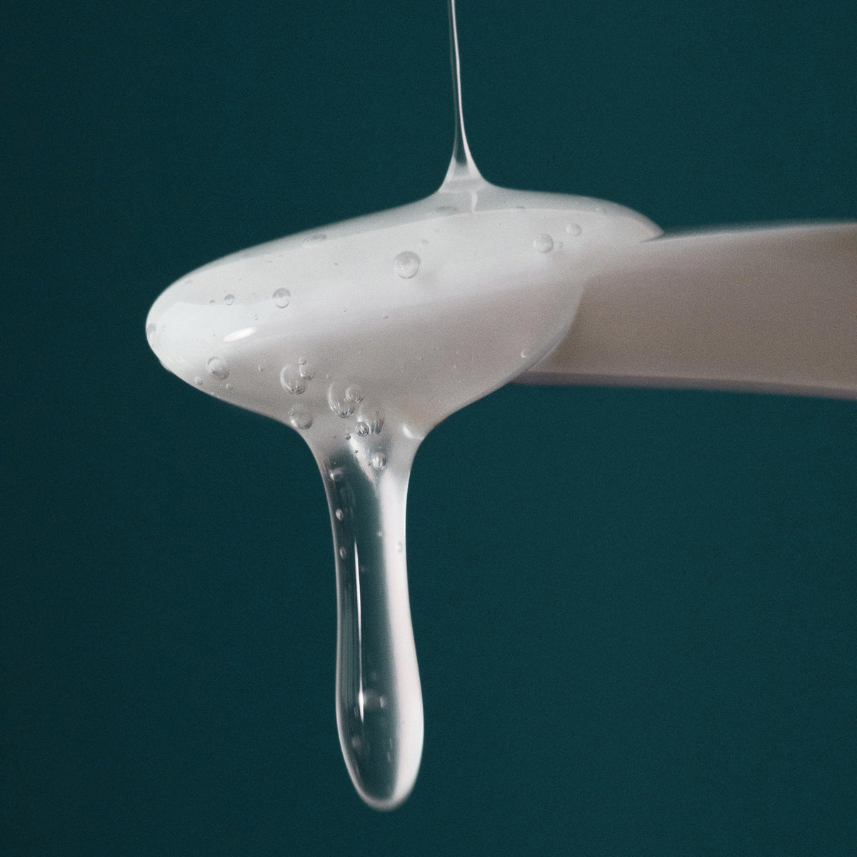 A lightweight gel cleanser with a silky texture that leaves skin feeling hydrated.