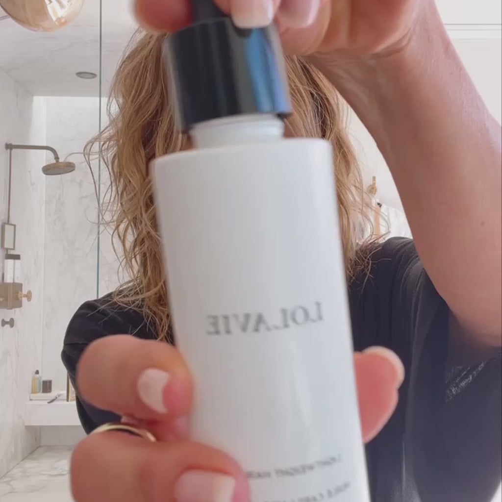 A lightweight, multitasking oil that hydrates, fights frizz, smooths split ends, boosts shine and repairs the look of damage. 