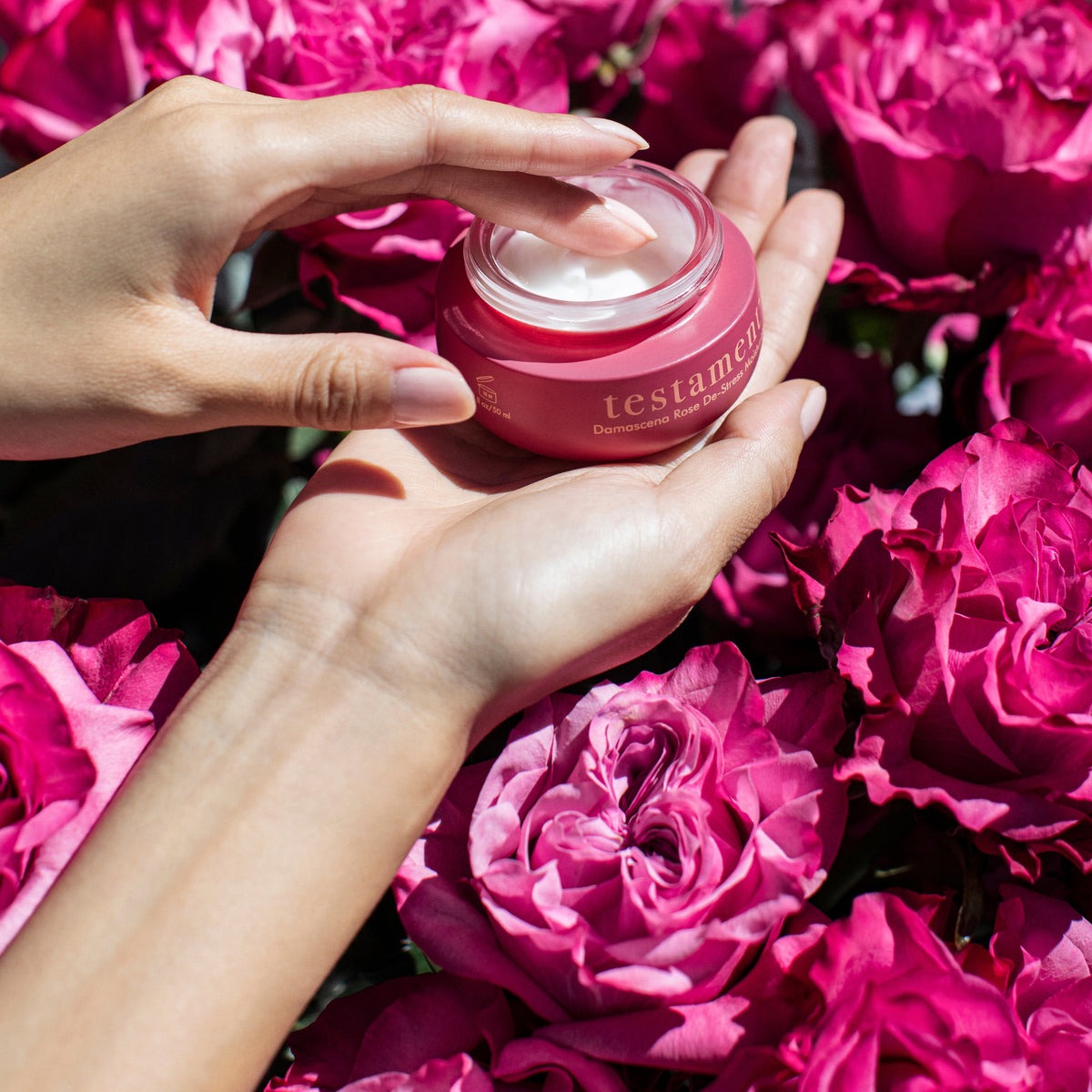 Daily use of this nourishing lightweight moisturizer helps keep skin in a state of healthy, glowing equilibrium.