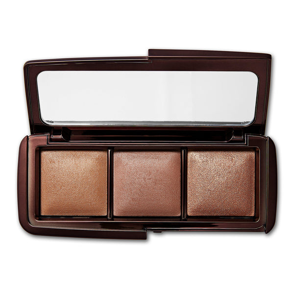 A high-tech palette featuring three finishing powders for a seamless, multidimensional glow. 