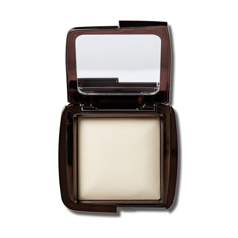 A high-tech finishing powder that works to capture, diffuse, and soften surrounding light. 