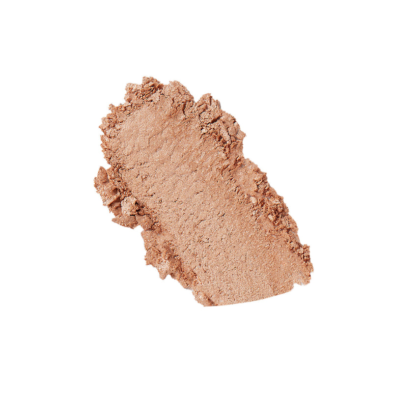 A high-tech finishing powder that works to capture, diffuse, and soften surrounding light. 