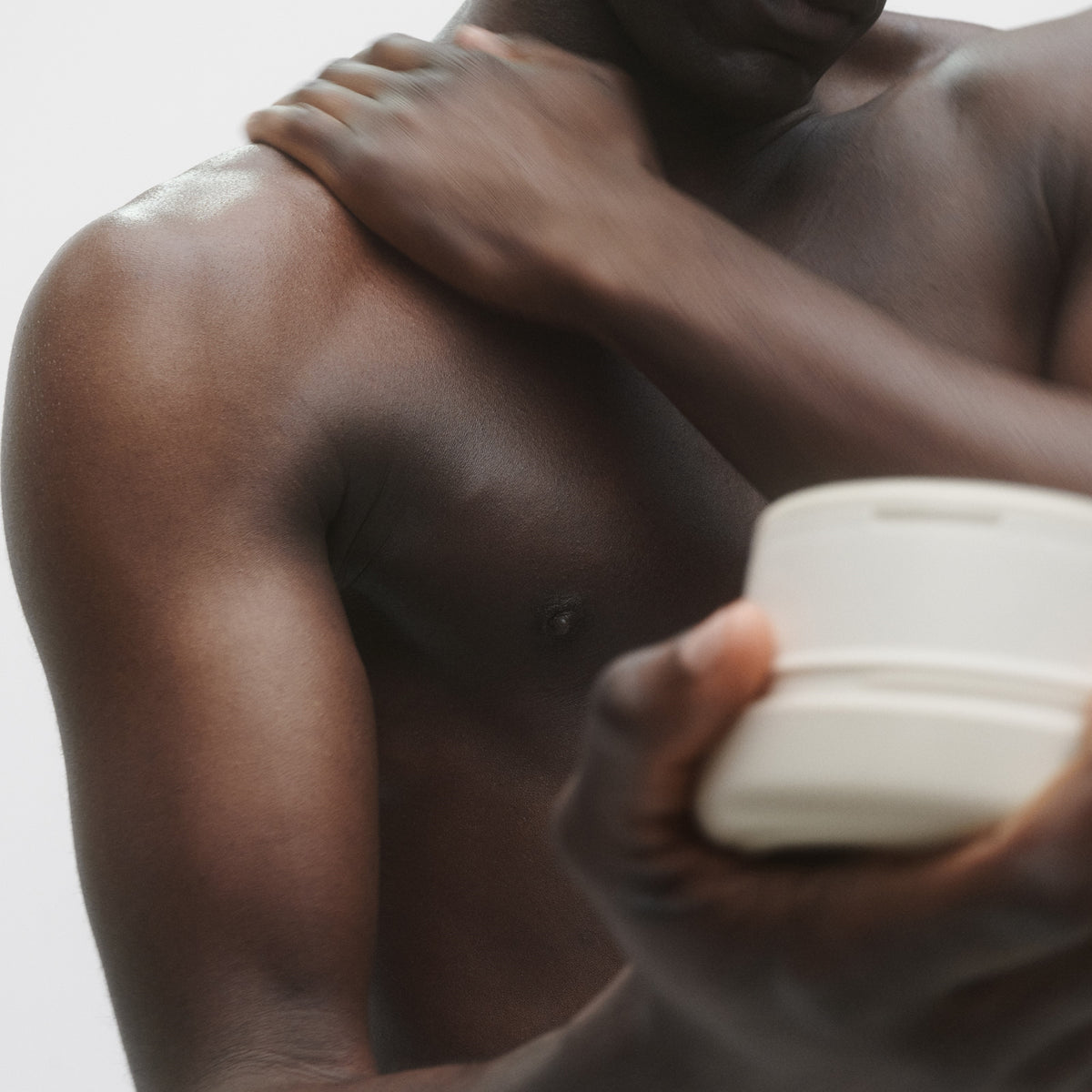 A hydrating body cream with bakuchiol and peptide that mimics the moisturizing benefits of humidity.