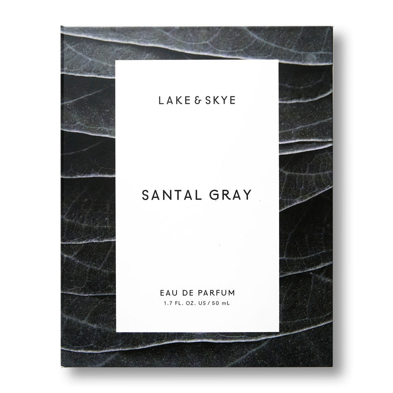 A discreet and uplifting santal fragrance that features notes of sandalwood, violet leaf, musk, and cardamom.