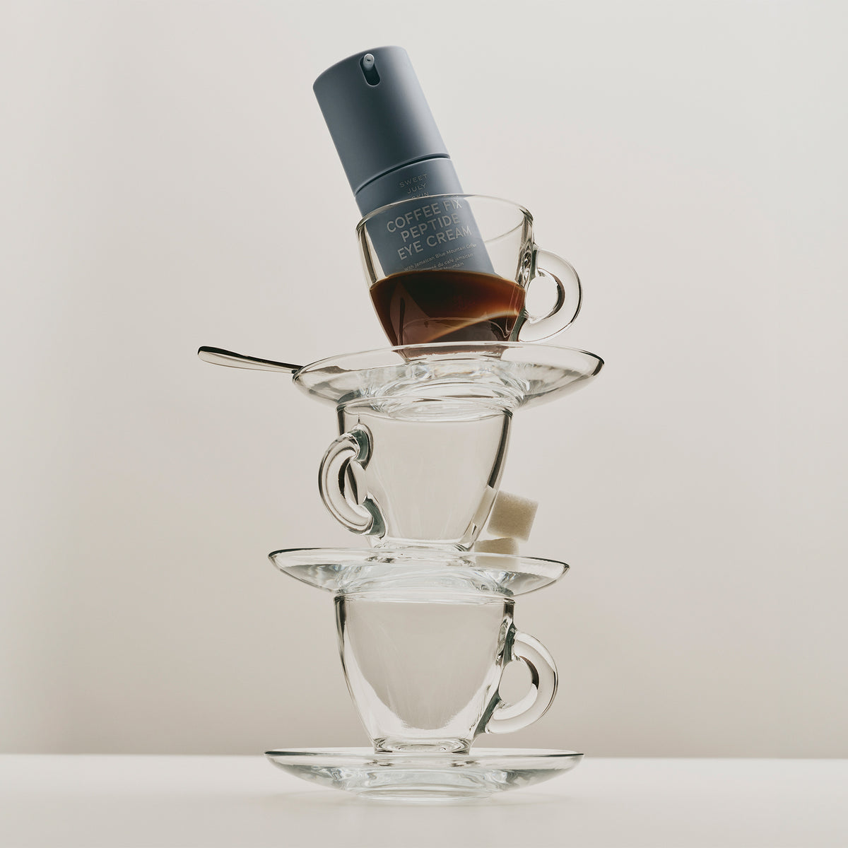 An energizing eye cream with caffeine, peptides, and squalane that reduces puffiness and firms tired skin.