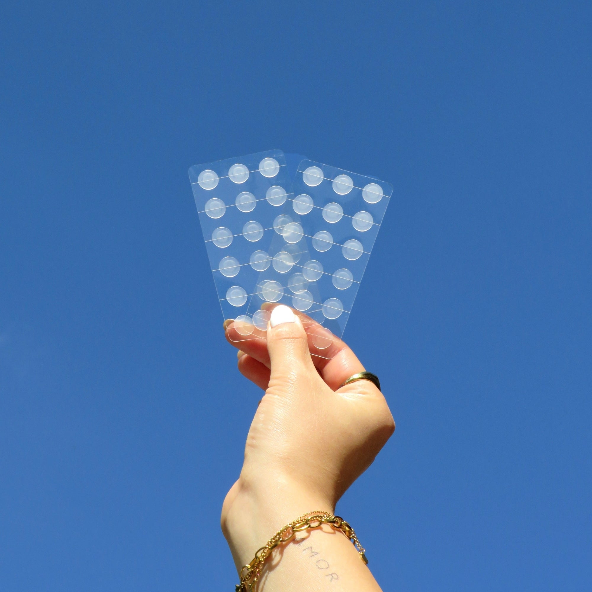 An effective salicylic acid-infused hydrocolloid patch that targets blemishes by absorbing impurities, calming irritation, and speeding healing for clearer, healthier-looking skin day or night.