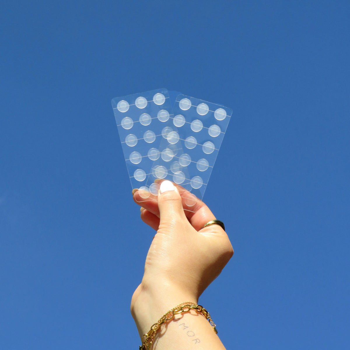An effective salicylic acid-infused hydrocolloid patch that targets blemishes by absorbing impurities, calming irritation, and speeding healing for clearer, healthier-looking skin day or night.