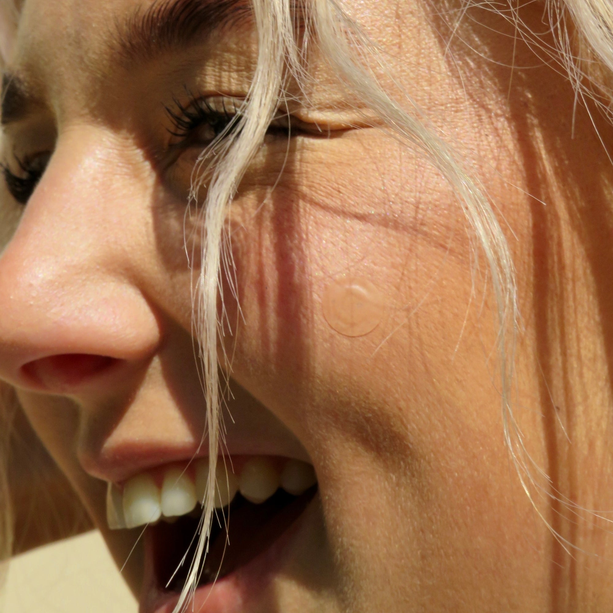 An effective salicylic acid-infused hydrocolloid patch that targets blemishes by absorbing impurities, calming irritation, and speeding healing for clearer, healthier-looking skin day or night.