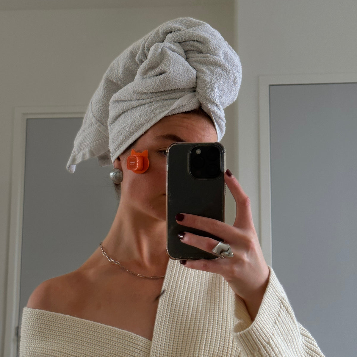 An LED patch that uses red, blue, and purple light therapy to target breakouts, soothe irritation, and accelerate skin healing—anytime, anywhere.