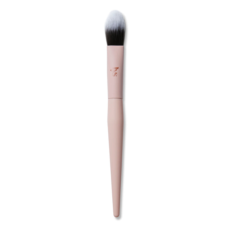 A domed brush designed to easily diffuse liquid, cream, and powder highlighter onto the face with a buildable finish.