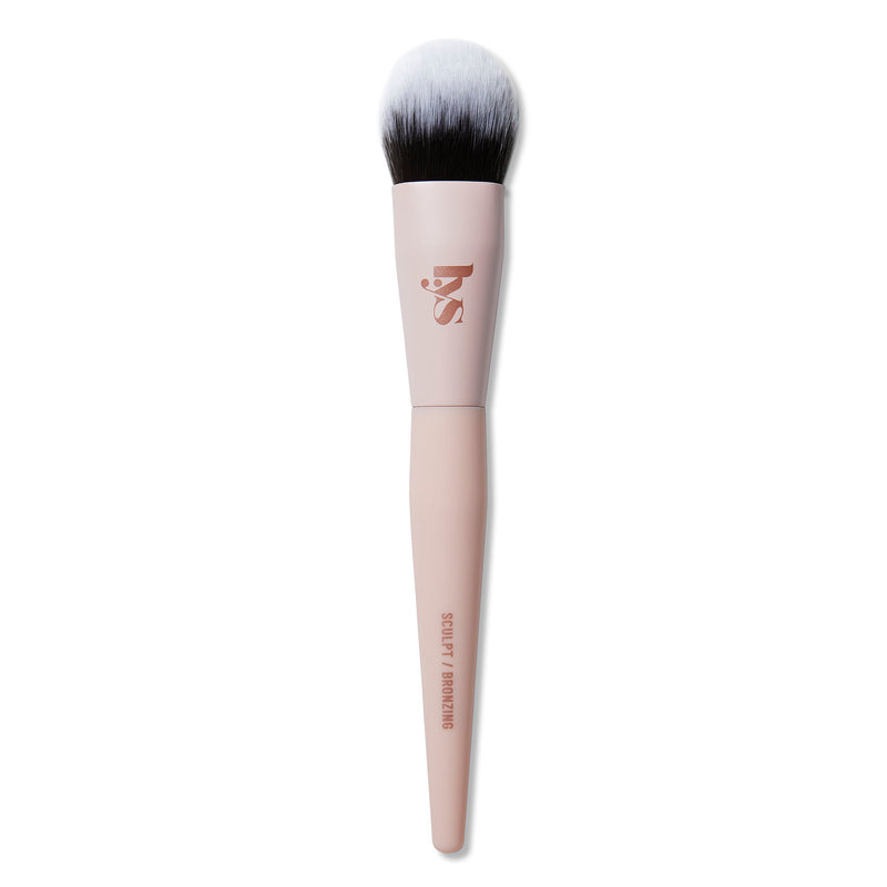 A defining brush with a tapered head to distribute and blend contour for a seamless finish.