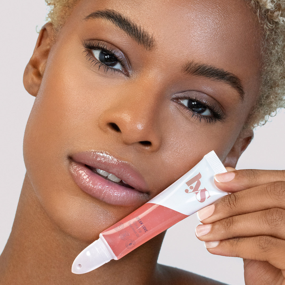 A high-shine lip treatment oil that replenishes lips with vital moisture for all-day hydration.