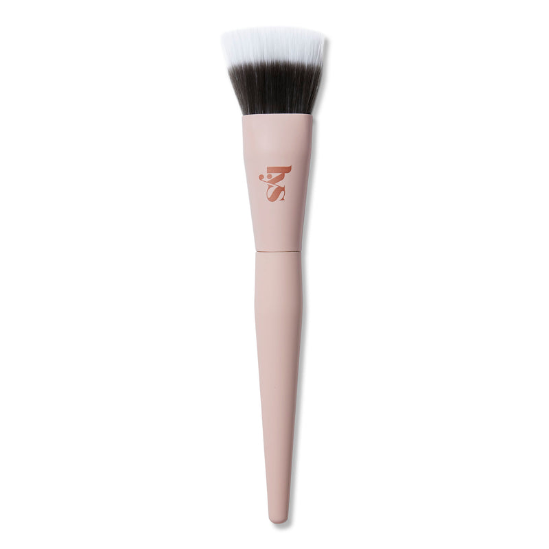 A fast-acting stippling blush brush that quickly distributes and blends cream and liquid formulas for an even application.