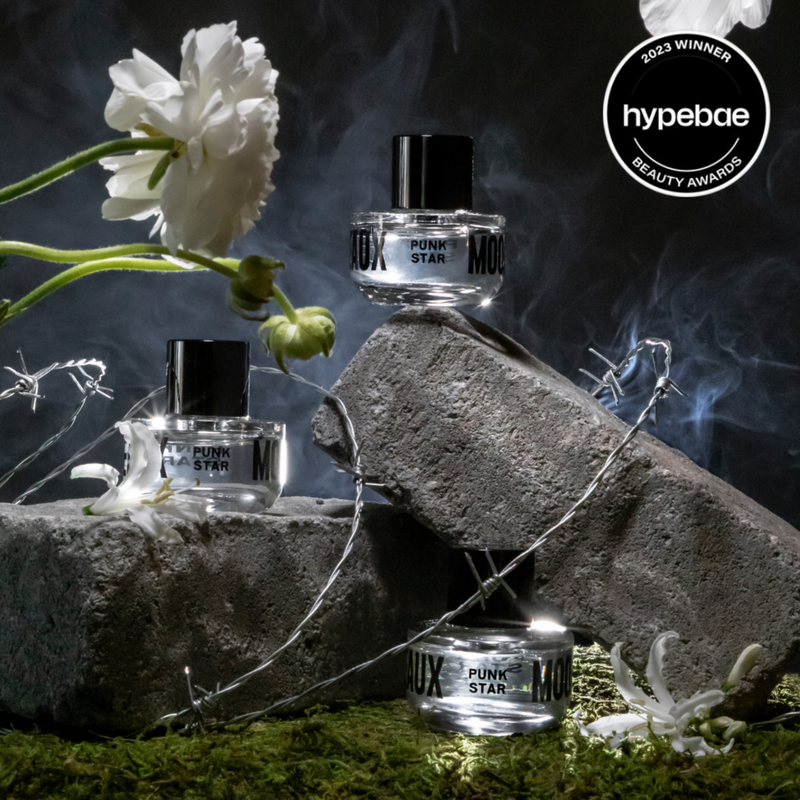 A juicy, dark scent tinged with a hint of saffron alongside incense, rose and peppery cedar leaves wrapped in leather.