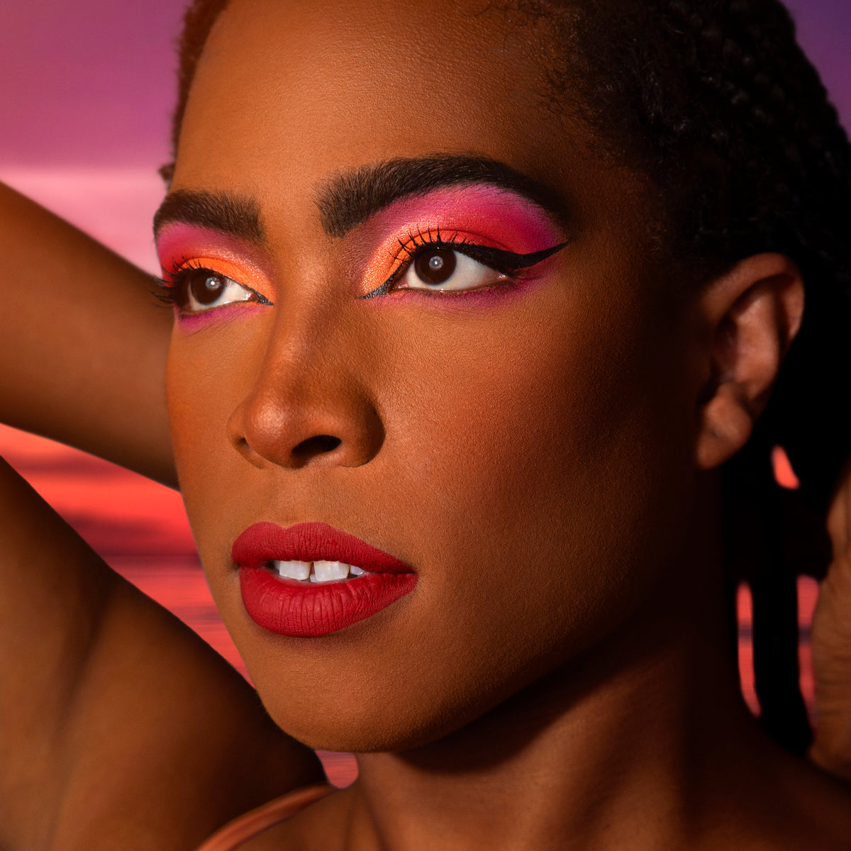Channel the rich sunset hues of summer with this new 15 shade palette, comprised of 11 matte and 4 shimmer finishes.