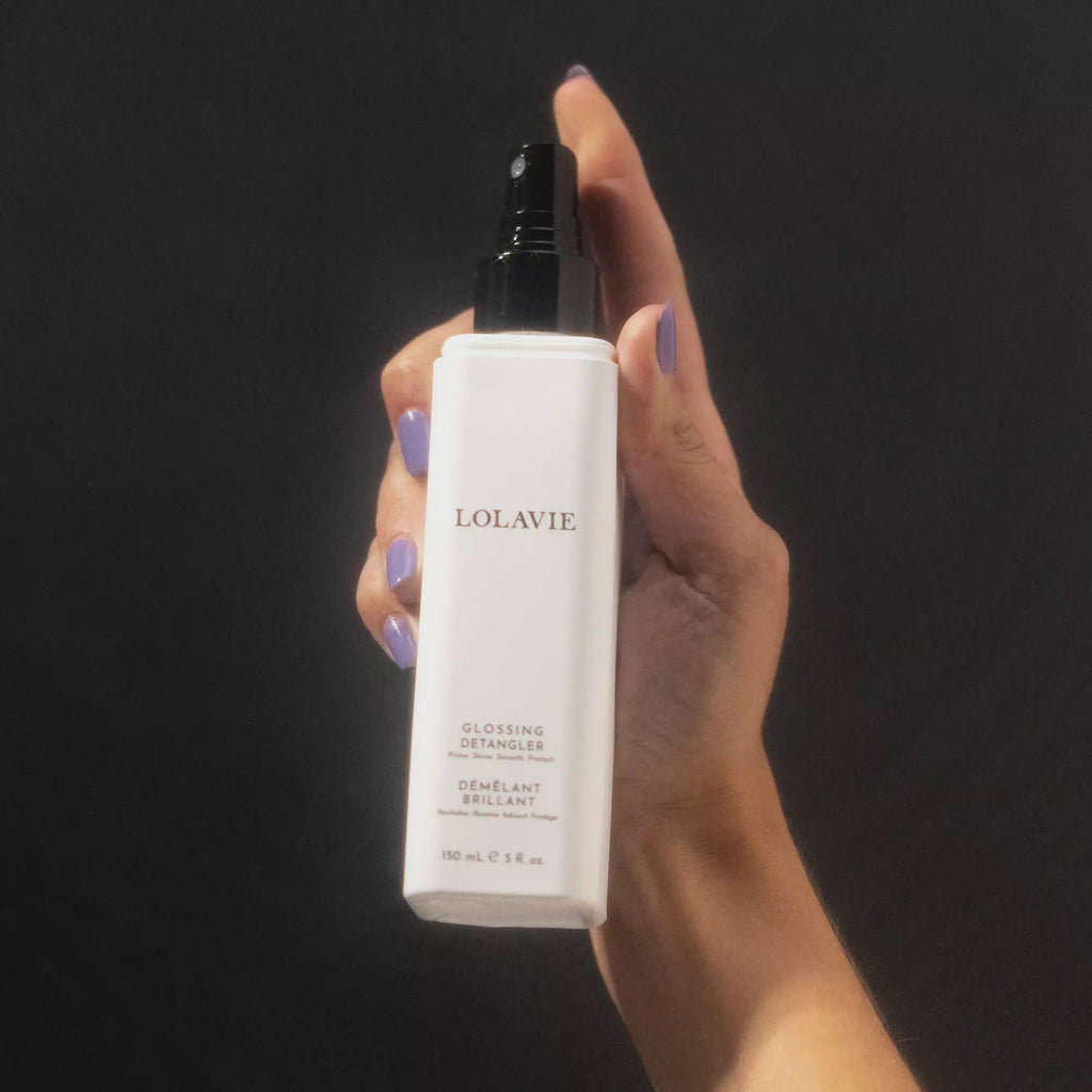 A multitasking, lightweight spray that helps detangle, prime with vegan thermal shield and enhance shine.