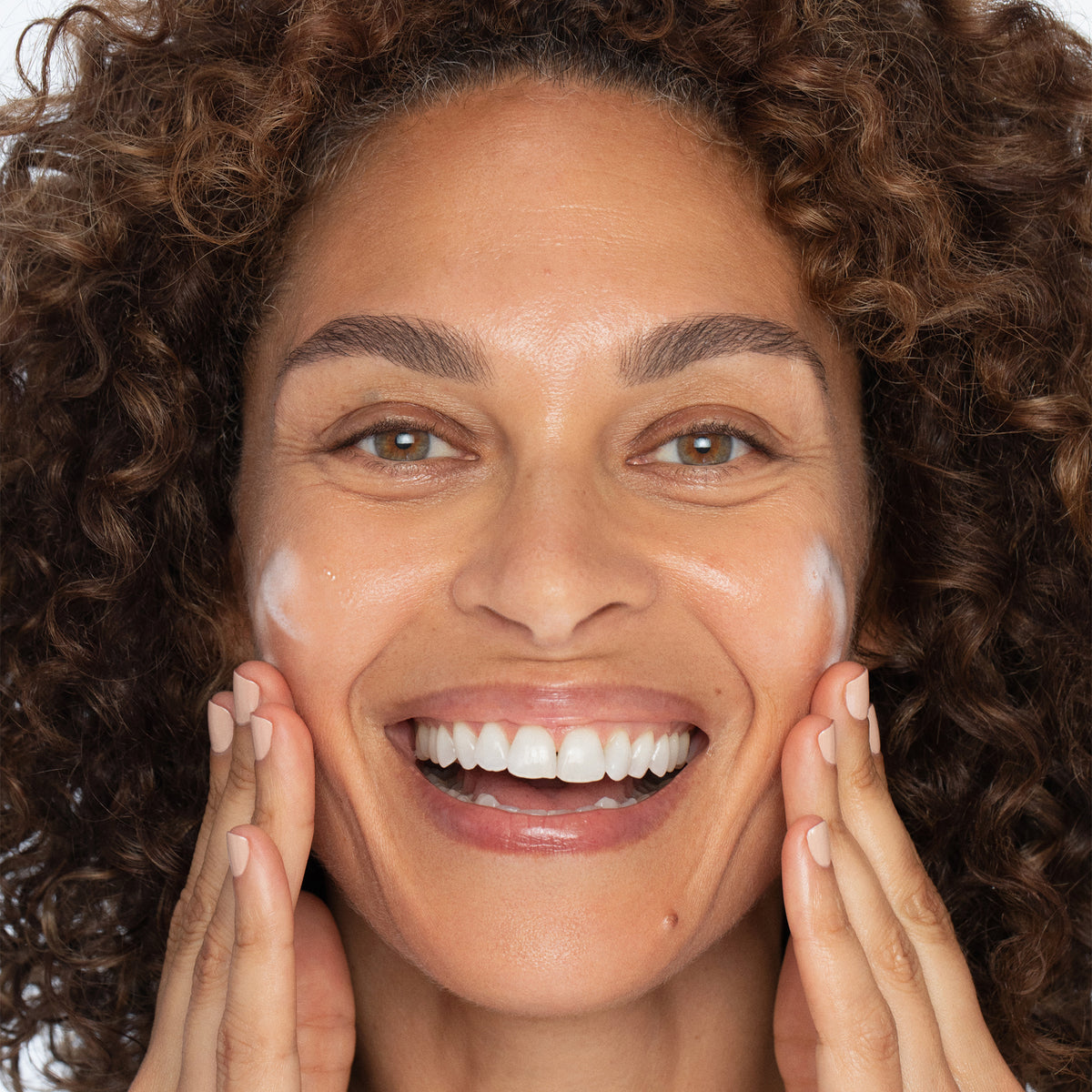 Calm, clean, and refresh skin with this creamy daily face cleanser that leaves skin hydrated and radiant.