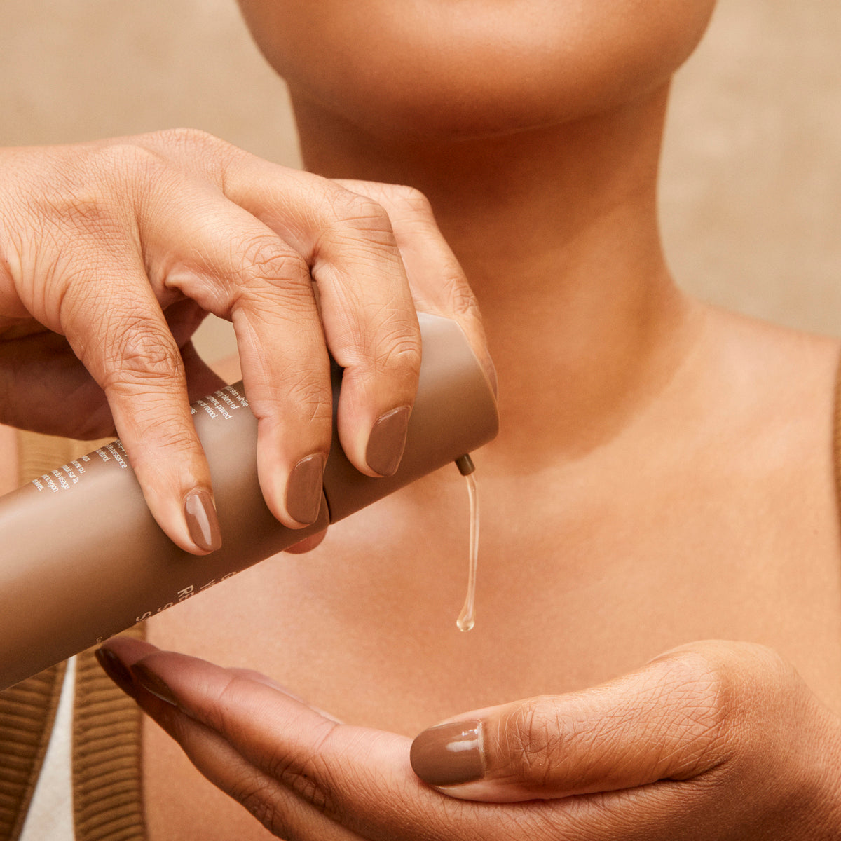 A blend of lavender, papaya, and turmeric paired with the firming power of retinol to address the visible effects of aging, refine skin's texture, and foster skin renewal. 