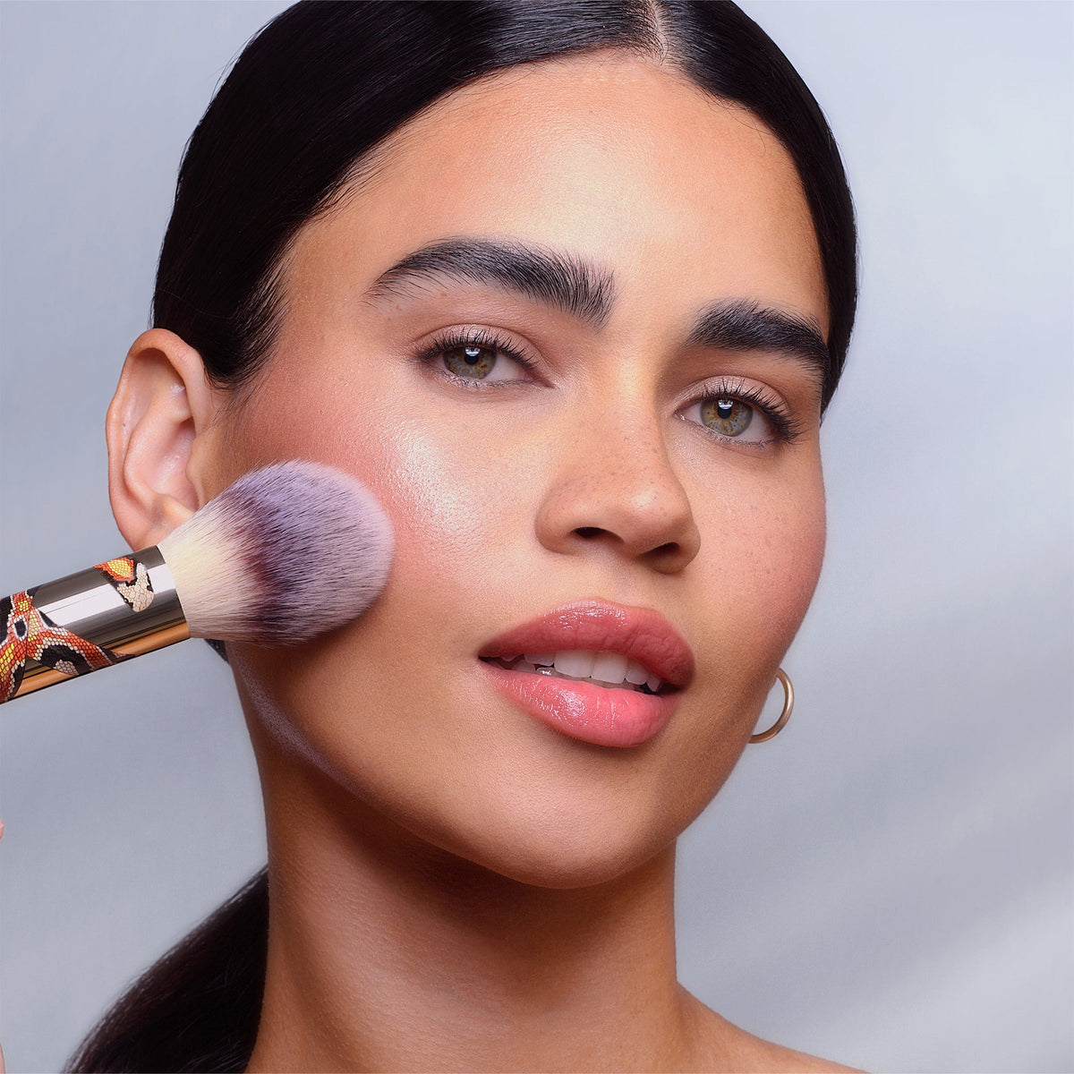 Veil Travel Powder Brush - Snake - Hourglass Cosmetics