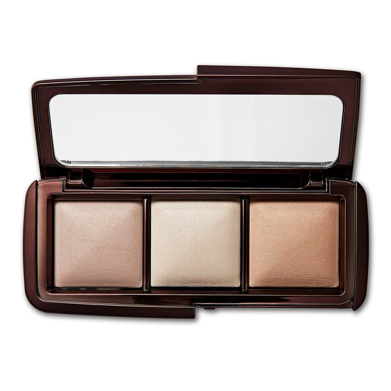 A high-tech palette featuring three finishing powders for a seamless, multidimensional glow. 