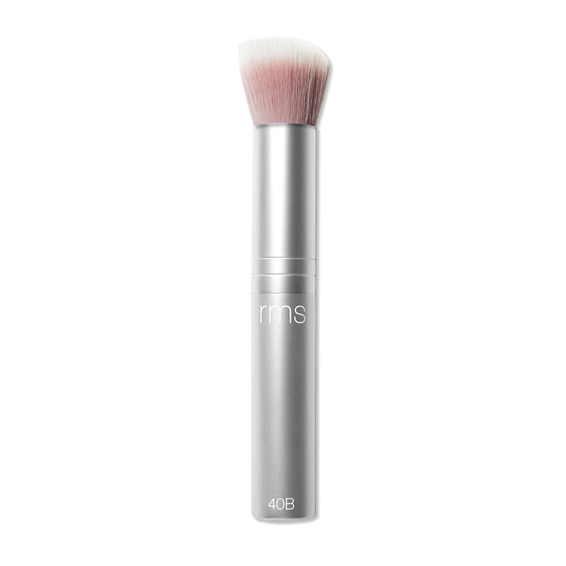 A blush and bronzer brush with ultra-soft, synthetic bristles that work to effortlessly blend color onto your skin.